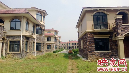 圖為別墅群內(nèi)正在進行最后的鋪路、綠化