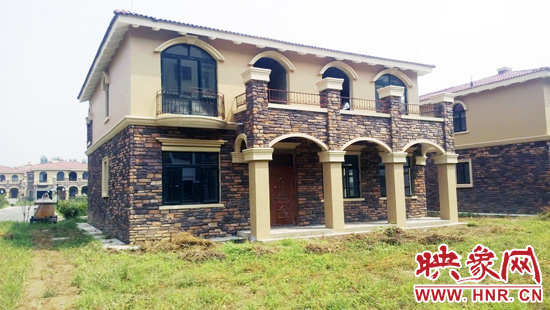 這里的別墅有兩層的，也有三層的，主體、裝修都已經(jīng)完工