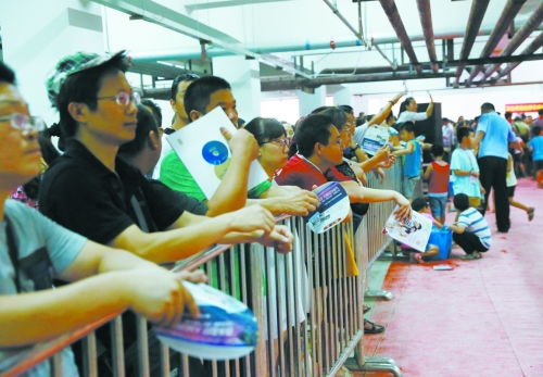 家長在休息區(qū)內張望著小孩