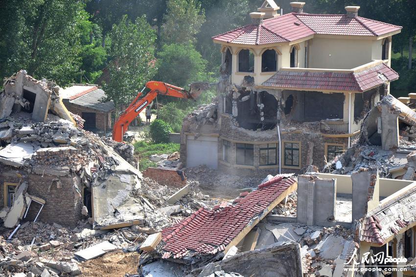 2013年8月18日，在黃河南岸鄭州市惠濟區(qū)花園口鎮(zhèn)申莊村，違規(guī)修建的別墅正在被拆除。張濤/東方IC