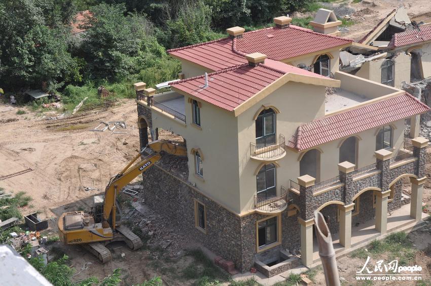 2013年8月18日，在黃河南岸鄭州市惠濟區(qū)花園口鎮(zhèn)申莊村，違規(guī)修建的別墅正在被拆除。張濤/東方IC