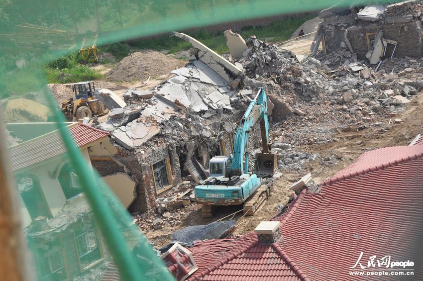 2013年8月18日，在黃河南岸鄭州市惠濟區(qū)花園口鎮(zhèn)申莊村，違規(guī)修建的別墅正在被拆除。張濤/東方IC
