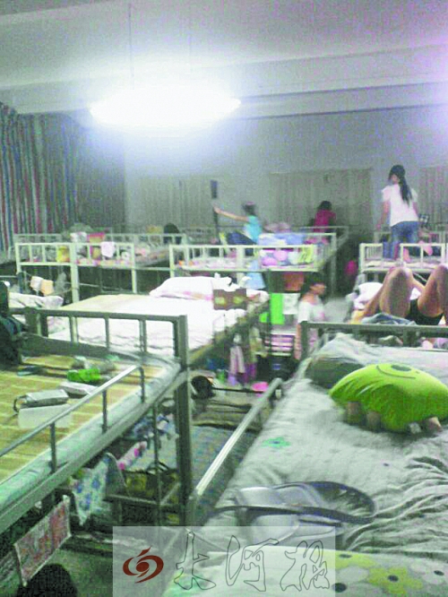 住在電教室里的女生們，擁擠不堪。