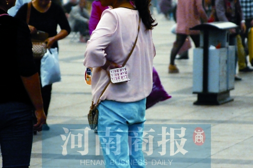 火車站廣場，一女子拿著寫有不同房型價(jià)位的卡片在拉客，不少市民抱怨，受過此類“騷擾”