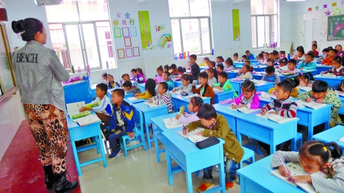 有的課桌直抵講臺，學(xué)生眼睛離黑板非常近。