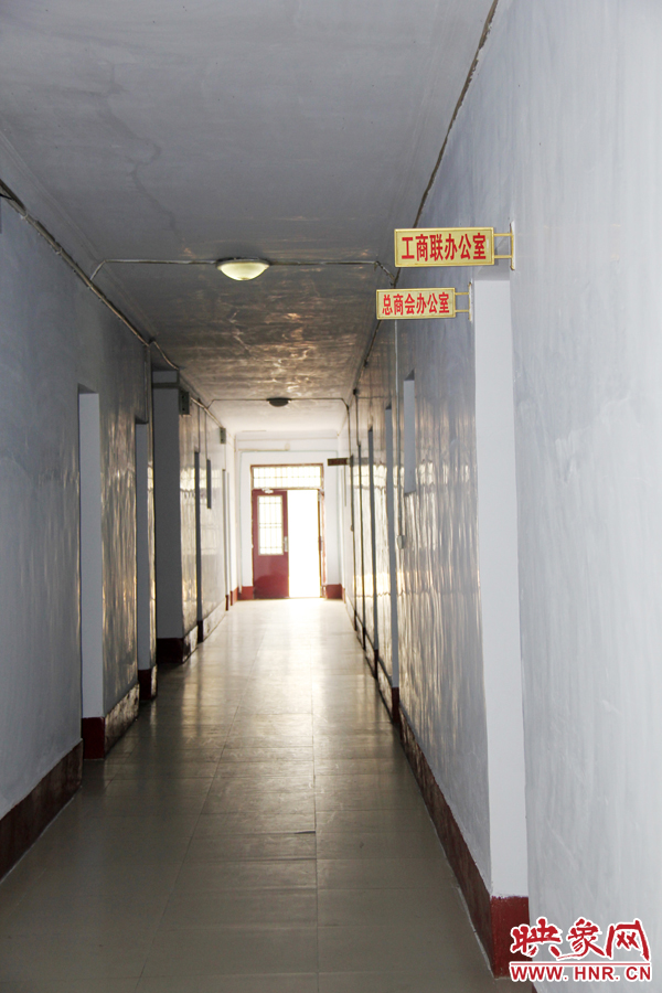 在縣委大院內,分布著很多機關單位。