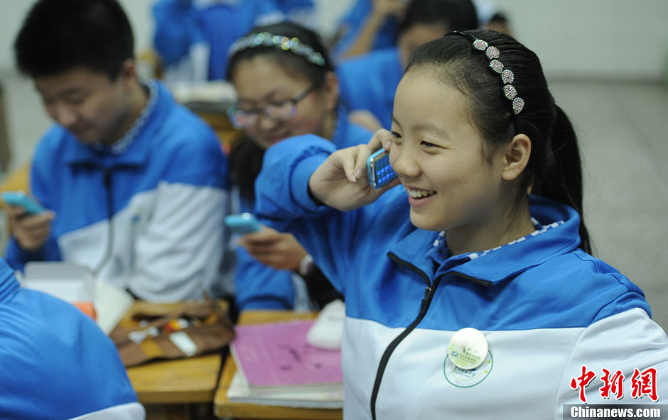 圖為一同學(xué)正在試手機的通話功能。