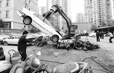  一輛走私寶馬轎車被銷毀。 記者金振強(qiáng) 攝