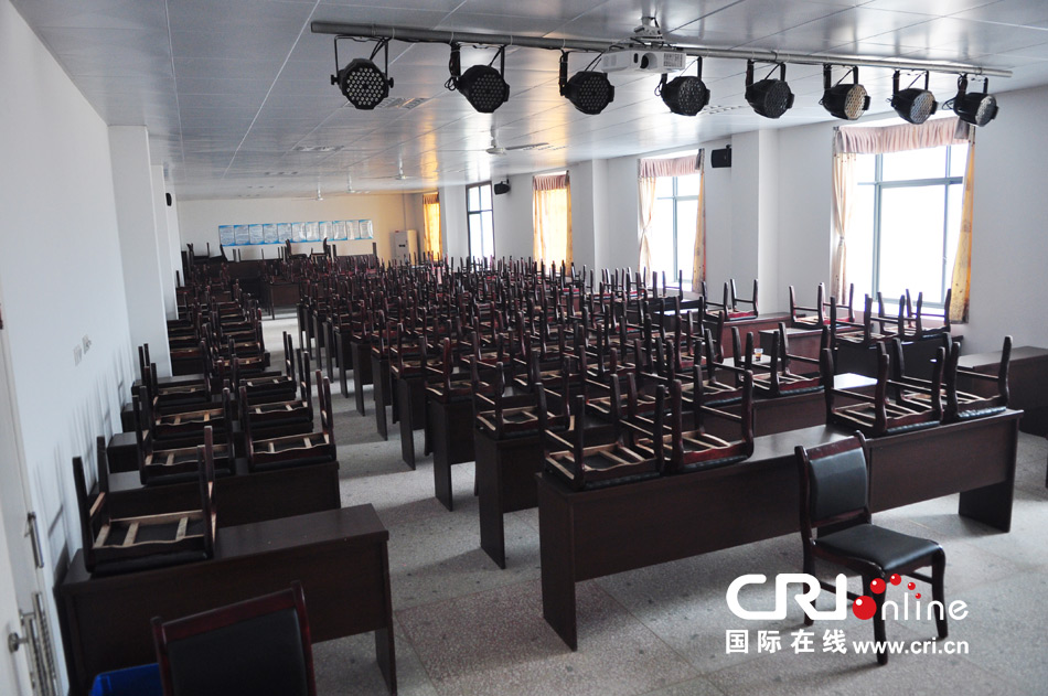 2013年10月21日，長沙云蓋村欠債千萬新建的豪華村部樓。