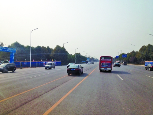 鄭開(kāi)大道上隨處可見(jiàn)車(chē)輛駛?cè)腚p黃線(xiàn)超車(chē),很危險(xiǎn)。