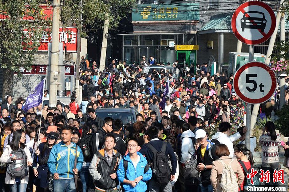 　10月26日上午10點多，北京香山路賞紅客摩肩接踵