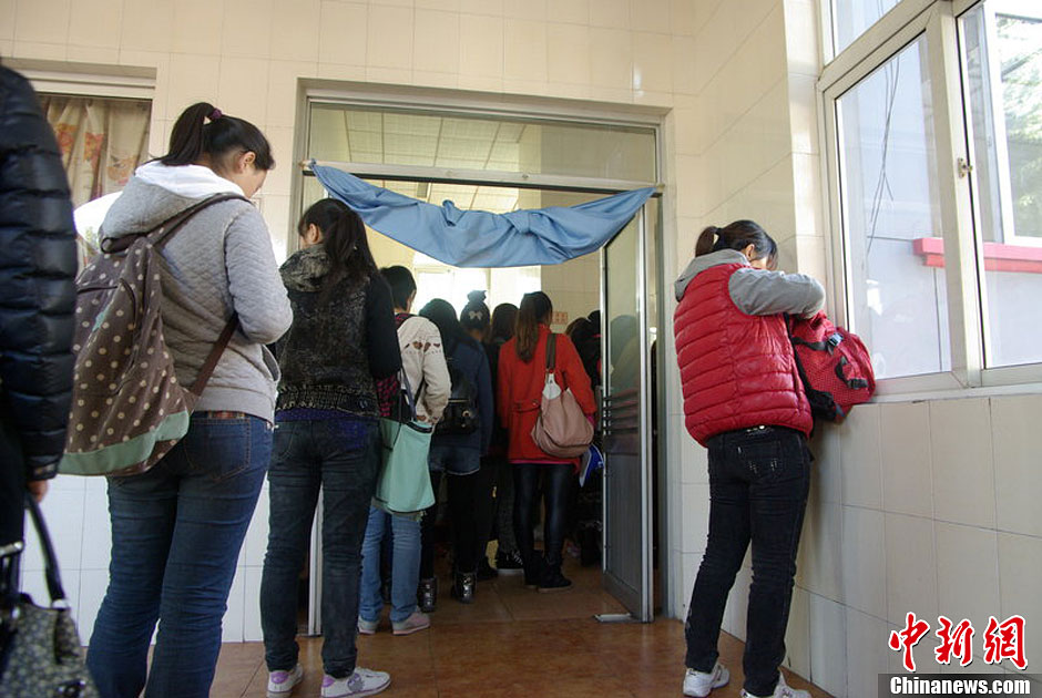 　10月26日上午10點多，北京香山路賞紅客摩肩接踵