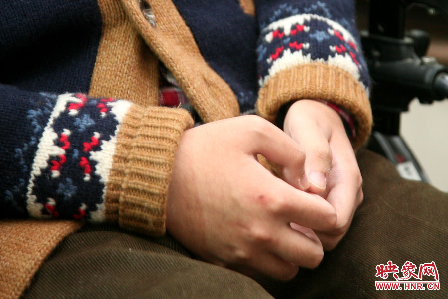 也許是對(duì)陌生人來(lái)訪的感受到了拘謹(jǐn)，王海龍的雙手僅僅的握著