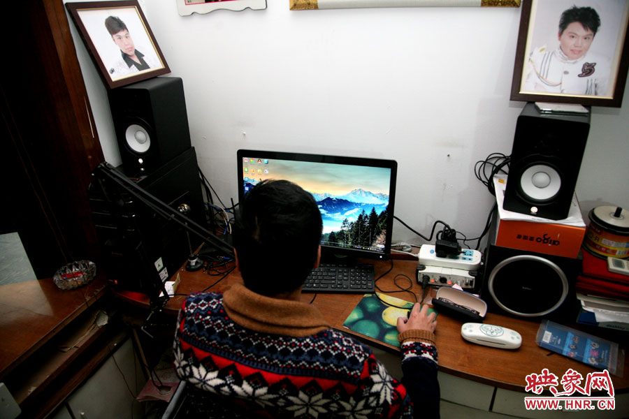 這張小小的工作臺(tái)就是海龍的一片小天地，他可以在這里練歌，也可在這里回味他的過(guò)去