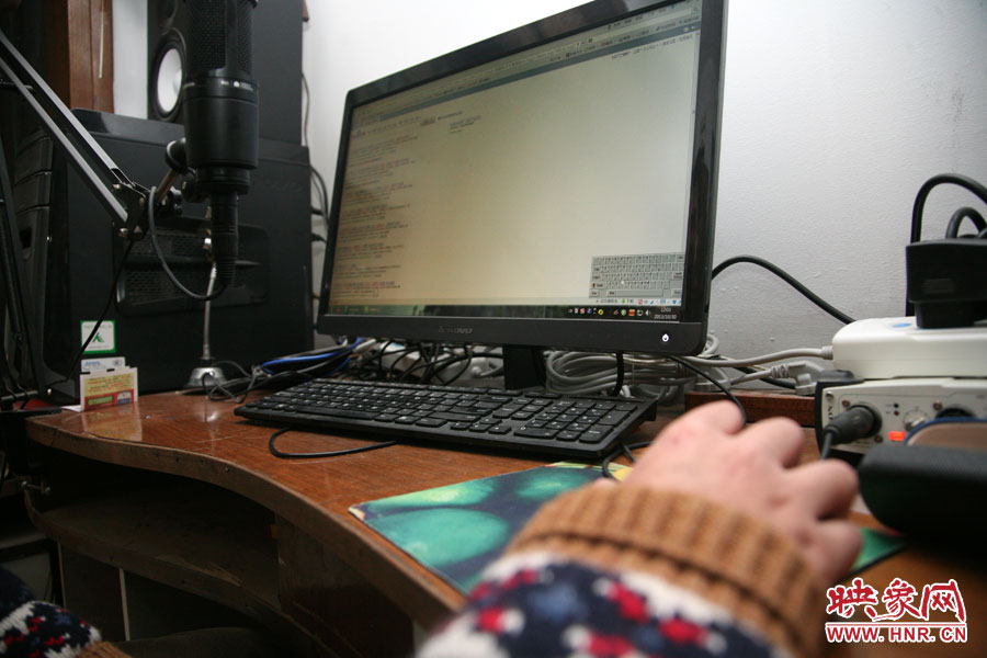 由于海龍只剩下兩根手指可以做動(dòng)作，聰明的他調(diào)出軟鍵盤來(lái)打字搜索