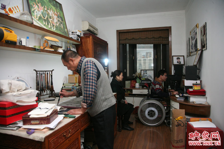 小小的書房里，爺孫三人在坐著各自的事情，姥爺在練書法，姥姥在旁專心的看著海龍，海龍?jiān)诒M情的歌唱