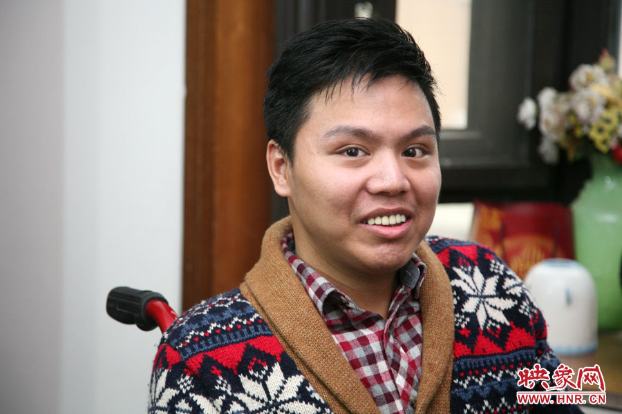 練完歌后，海龍害羞的朝著記者笑了下，說(shuō)自己發(fā)揮的不好。