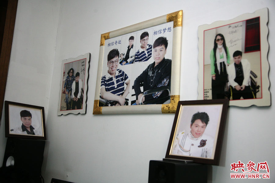 海龍的房間內(nèi)掛滿了這些年他走過(guò)的路程。