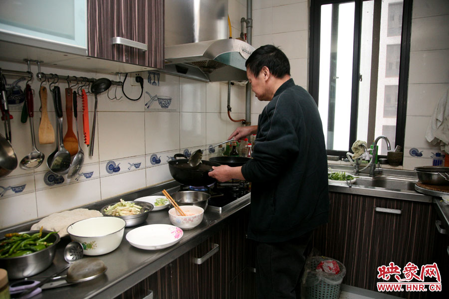 由于二老年齡也大了，于是姥姥的弟弟來(lái)住在家中幫忙照顧海龍