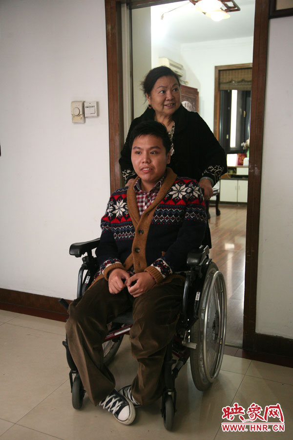 練完歌后，姥姥將海龍推了出來(lái)，因?yàn)樾袆?dòng)不便，海龍很少出門，他的活動(dòng)地方一般就是書房與客廳。