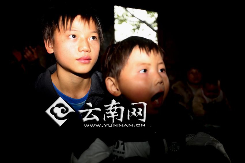 孩子認(rèn)真地跟著袁老師讀拼音。徐弘毅 攝