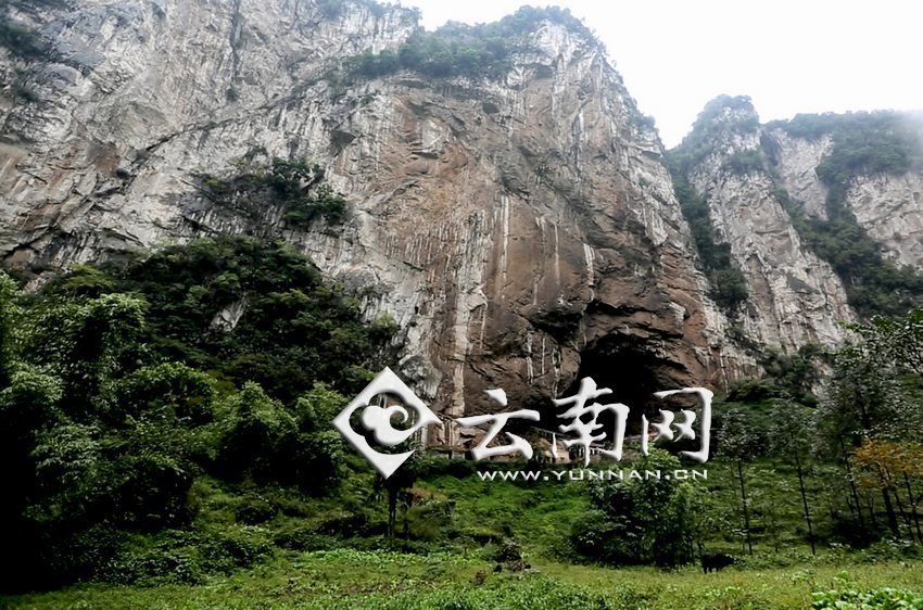 大鍋圈小學(xué)就建在這樣一個(gè)懸崖絕壁邊上。