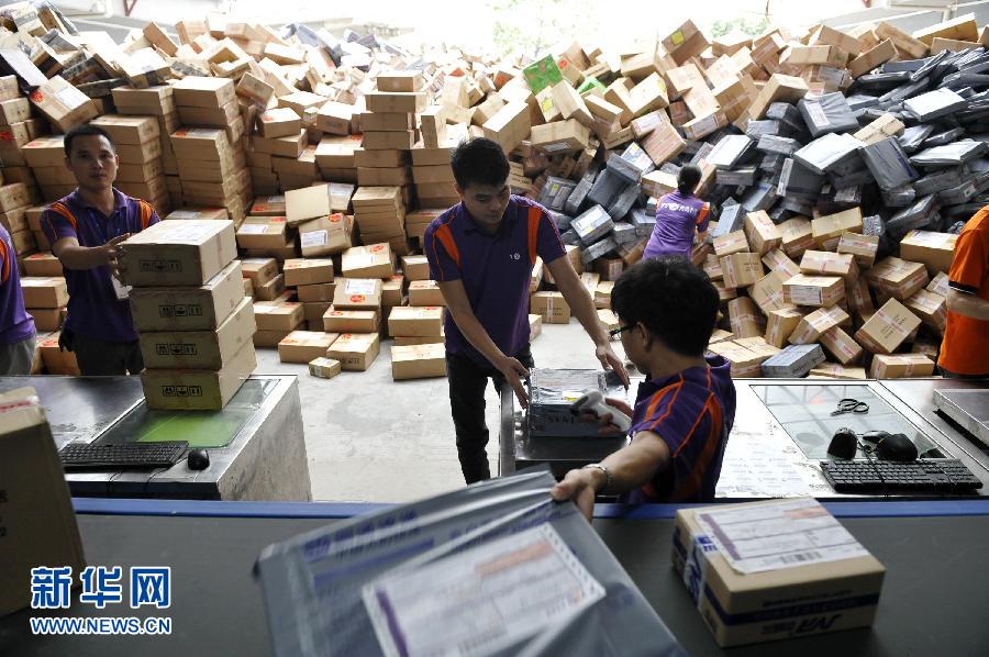11月11日，在圓通公司廣州一處分揀站，工作人員加緊掃描快件。