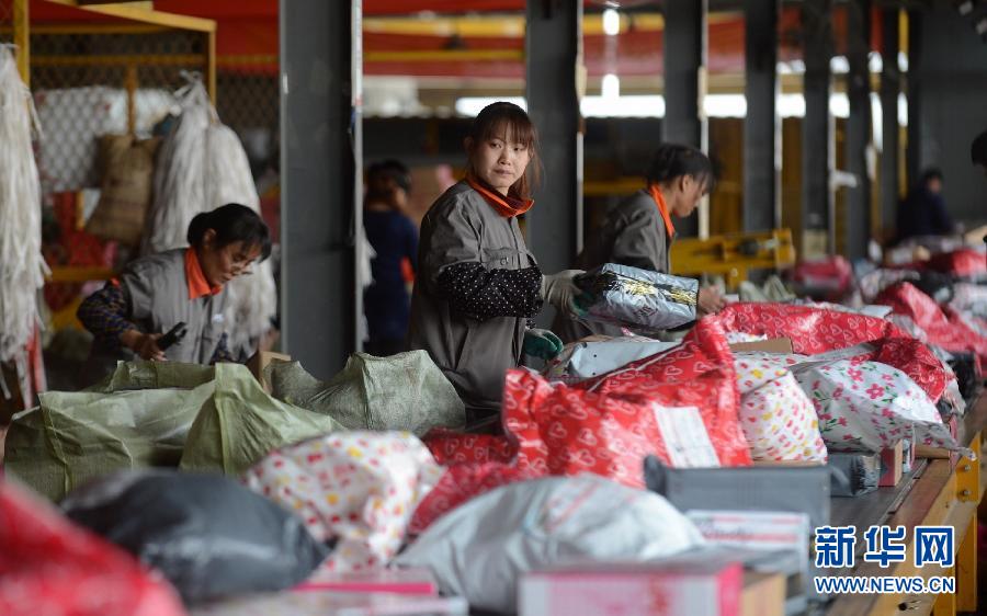 11月11日，一家快遞公司的工作人員正在分揀快件。