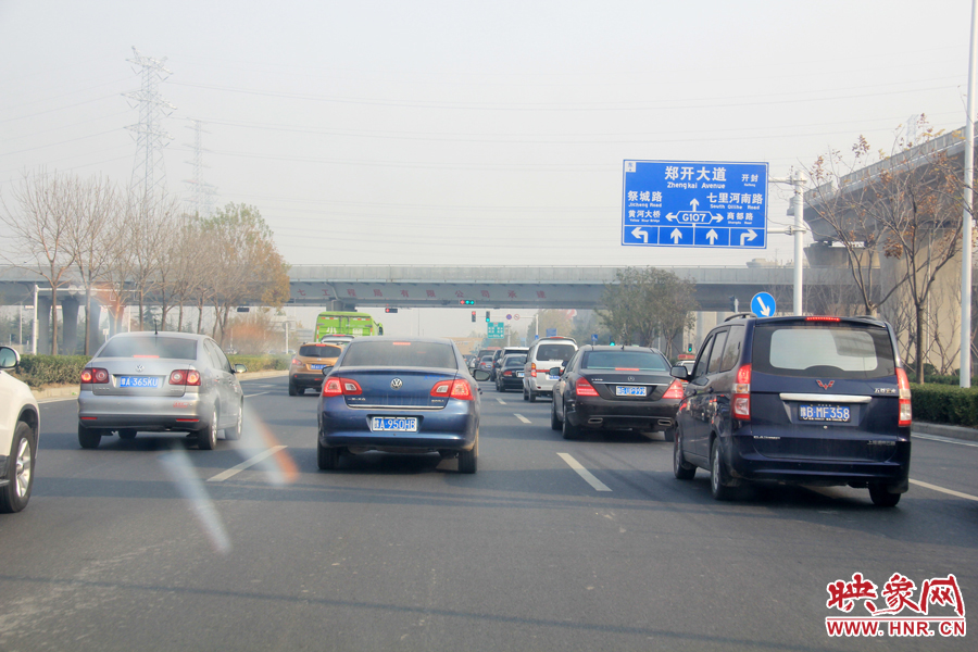 獨(dú)家：記者走訪鄭開大道 已放置數(shù)百個水泥隔離樁