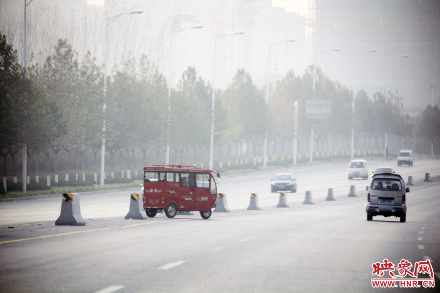 獨(dú)家：記者走訪鄭開大道 已放置數(shù)百個水泥隔離樁