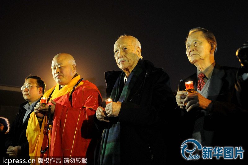 “為南京大屠殺遇難者守靈儀式暨和平燭光祭”活動在侵華日軍南京大屠殺遇難同胞紀(jì)念館祭場舉行。