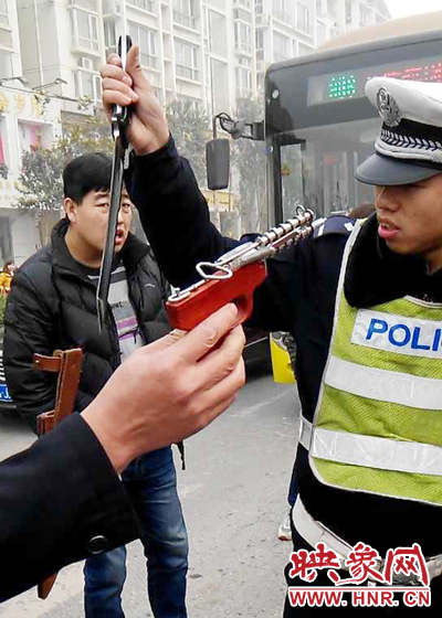 據(jù)當(dāng)事交警描述，男子自知車(chē)上有刀，在車(chē)輛被逼停后，車(chē)上的另一名男子試圖將刀具交給到達(dá)現(xiàn)場(chǎng)的同伴。