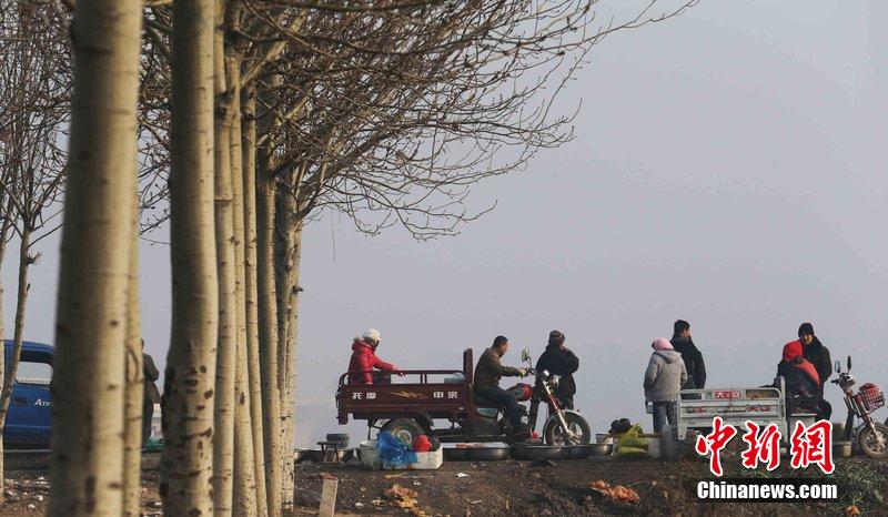 圖為12月1日，104國道靜?？h城附近，104國道靜?？h城附近，高速旁邊形成的黑市。田寶希 攝 圖片