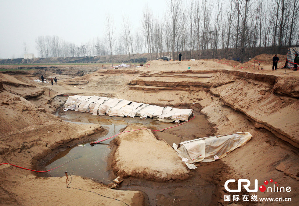 2014年1月6日，河南洛陽古沉船發(fā)掘現(xiàn)場，兩艘古沉船，一艘已經(jīng)挖掘出土，另一艘還有一半埋在沙丘里。