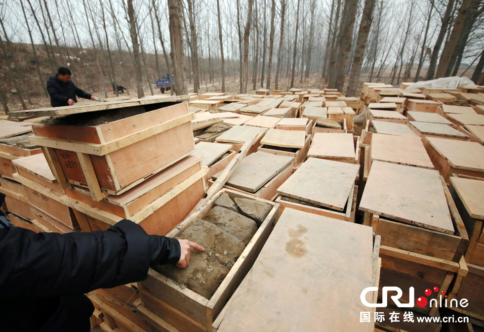 2014年1月6日，河南洛陽古沉船發(fā)掘現(xiàn)場，古船周圍和船上清理出來的青膏泥已被打包入箱。