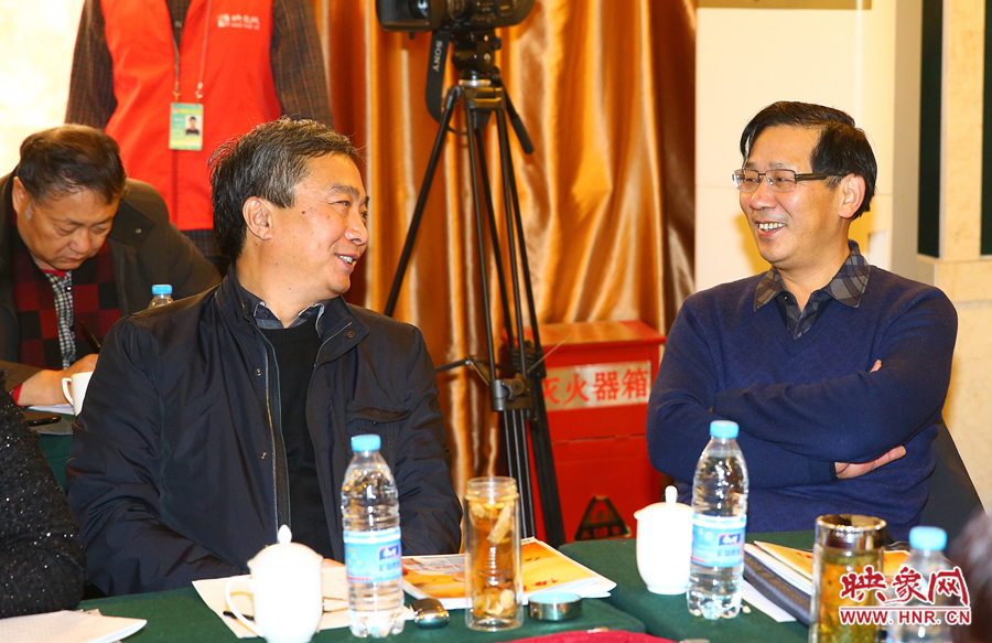 政協(xié)小組會(huì)議上政協(xié)委員們熱烈討論
