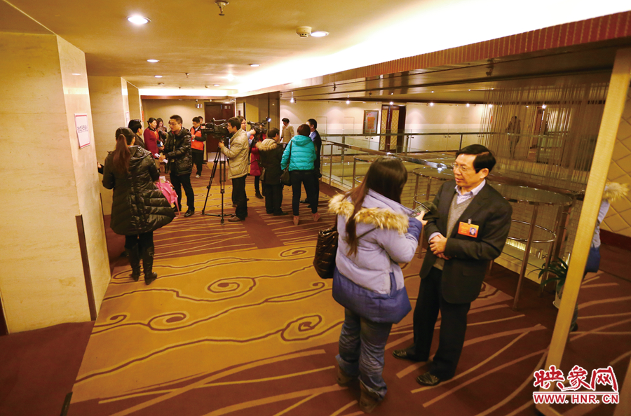 會(huì)議間隙，樓道成為記者采訪的主戰(zhàn)場(chǎng)