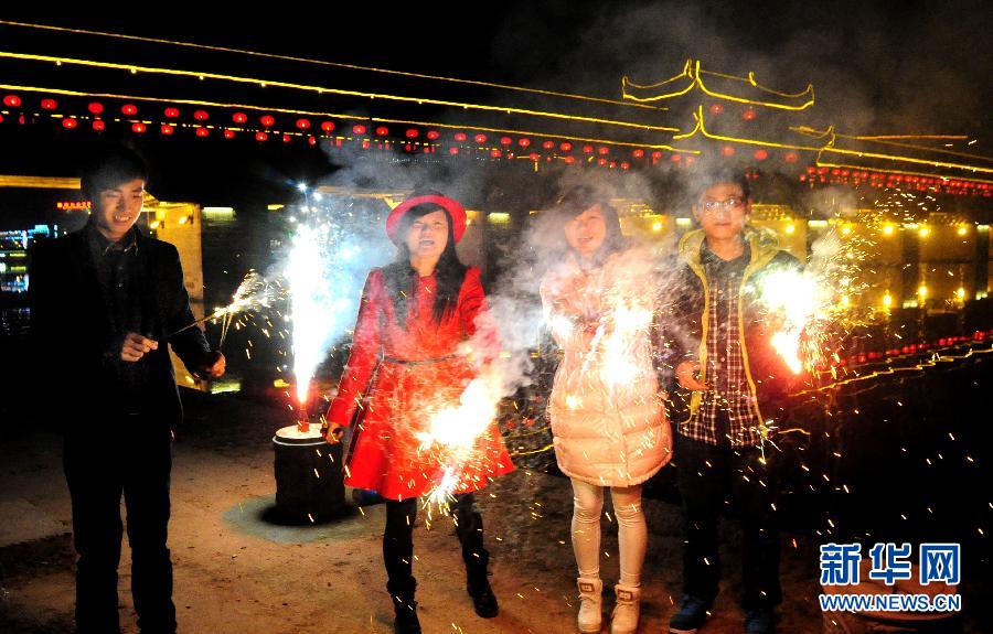 1月30日，浙江金華武義市民在燃放煙花，喜迎馬年春節(jié)。