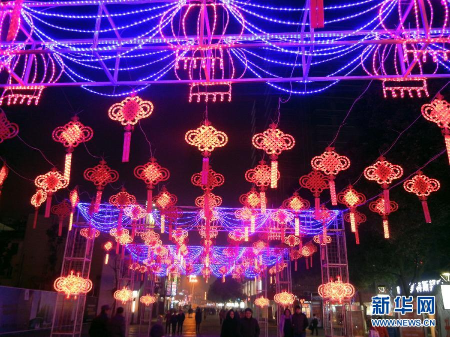 　1月30日，市民走在由中國結(jié)霓虹燈裝扮的蘇州街頭。