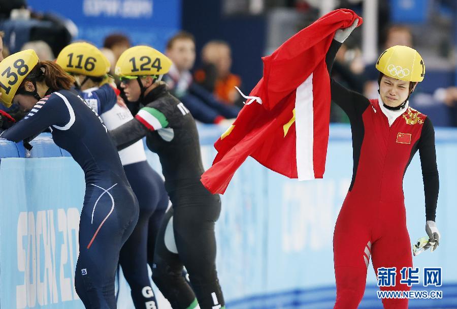 2月13日，中國(guó)選手李堅(jiān)柔（右）在比賽后慶祝。