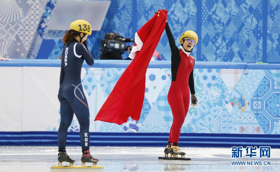 2月13日，中國(guó)選手李堅(jiān)柔（右）在比賽后慶祝。