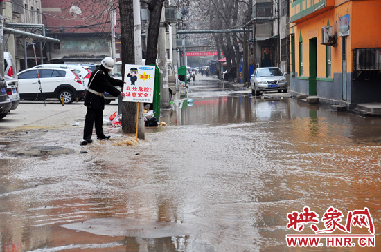 巡防隊(duì)員到了現(xiàn)場(chǎng)后，設(shè)置了警示牌，并勸阻小朋友進(jìn)入水中