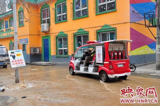 巡防隊(duì)員將巡消車開到對(duì)面，將上學(xué)的小朋友一個(gè)一個(gè)接上車，送出家屬院