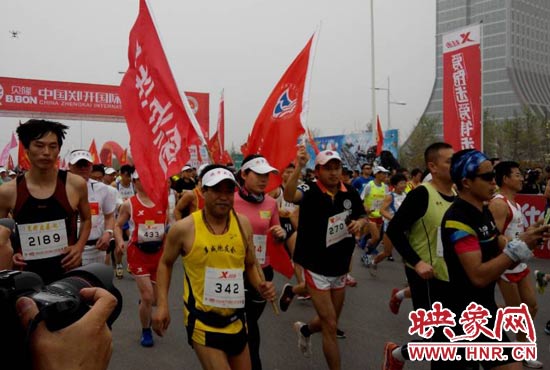 目前在鄭開大道上，一場角逐正在展開。