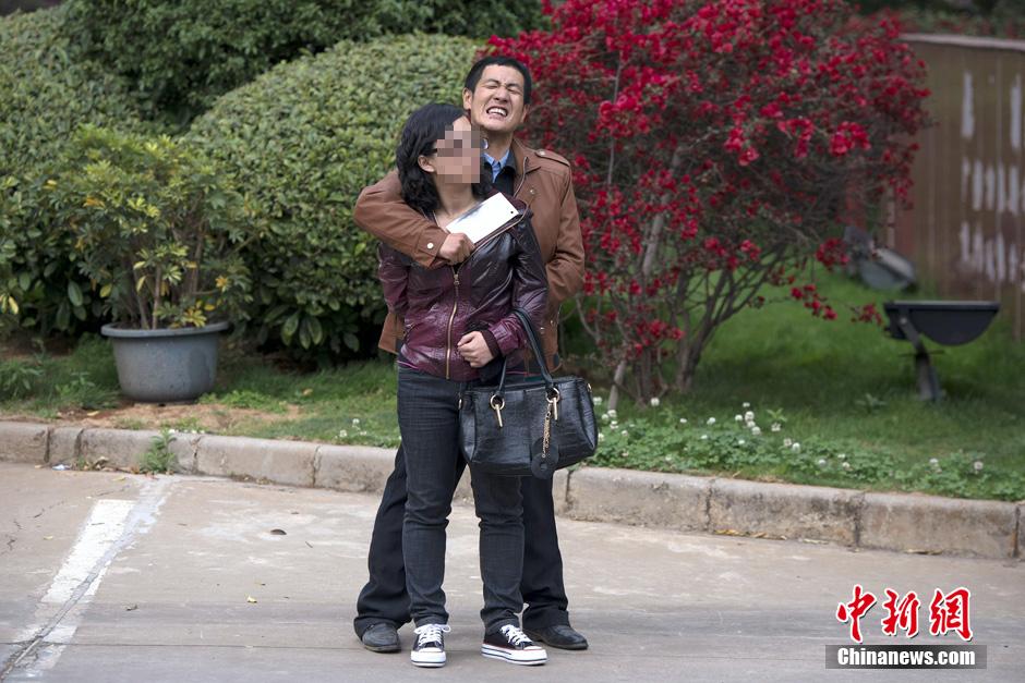 4月8日，劫持者與警方對峙。