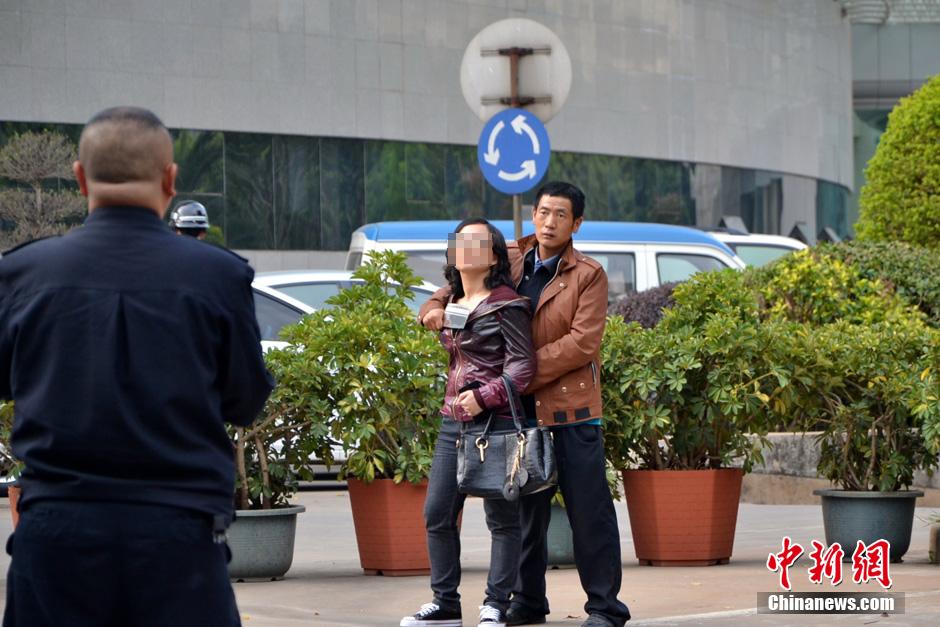 圖為劫持者與警方談判中。