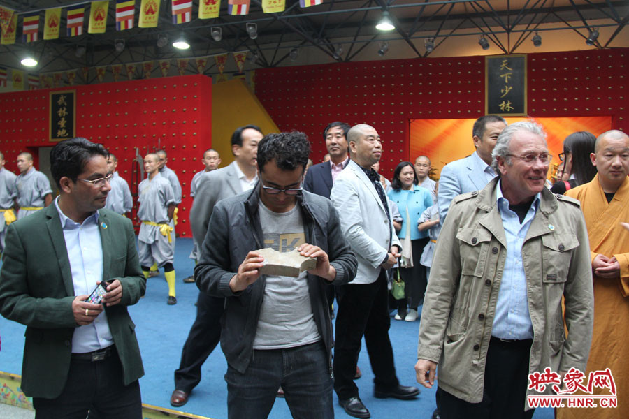 在表演后，外交官查看被表演者劈開的磚頭