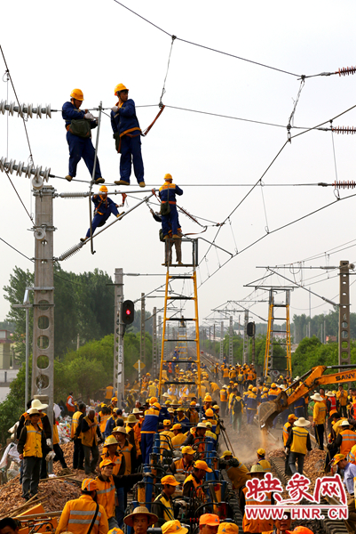 時(shí)間緊工程量大，工人們都加緊施工