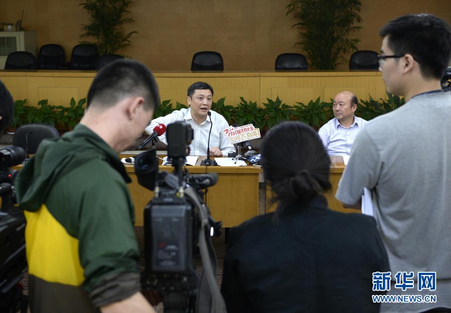  5月18日，杭州市環(huán)保局長胡偉（左）在發(fā)布會上回答記者提問。