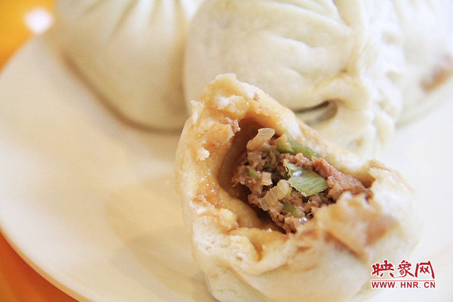 記者特意叫上一位去過(guò)北京正宗慶豐包子鋪的朋友前往試吃鑒定,兩者的味道差不多。